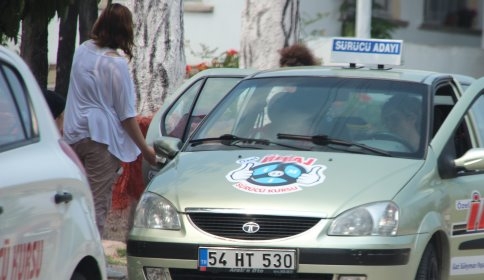 Sürücü Adayları direksiyon sınavında ter döktü.