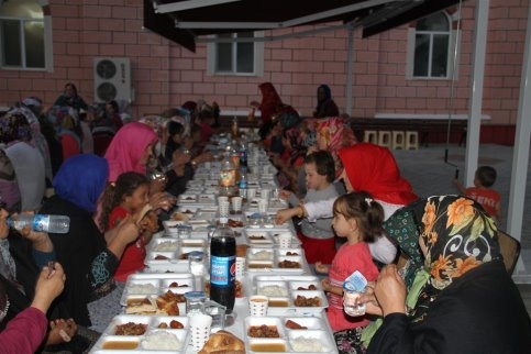Akyazı Belediyesi Mahe İftarları Devam Ediyor