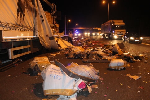 İki Tırın Karştığı Kazada Maddi Hasar Meydana Geldi