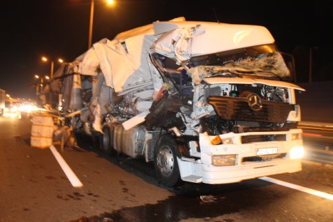 İki Tırın Karştığı Kazada Maddi Hasar Meydana Geldi