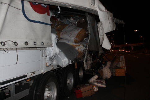 İki Tırın Karştığı Kazada Maddi Hasar Meydana Geldi