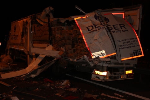 İki Tırın Karştığı Kazada Maddi Hasar Meydana Geldi