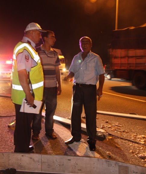 İki Tırın Karştığı Kazada Maddi Hasar Meydana Geldi