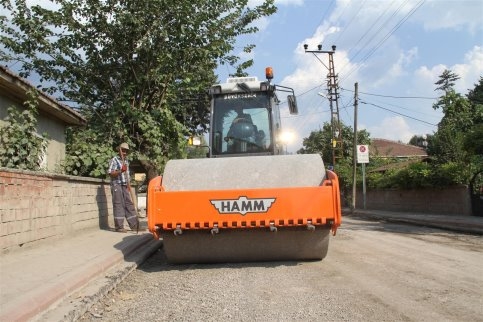 Akyazı’da Asfalt Kaldığı Yerden Devam Ediyor