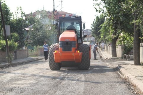 Akyazı’da Asfalt Kaldığı Yerden Devam Ediyor