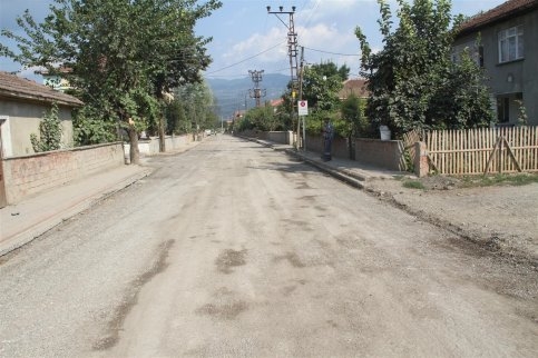 Akyazı’da Asfalt Kaldığı Yerden Devam Ediyor