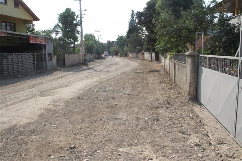 Akyazı’da Asfalt Kaldığı Yerden Devam Ediyor