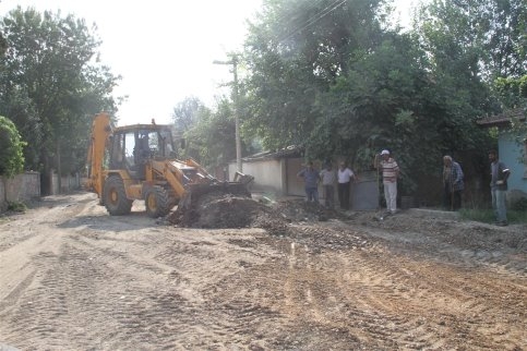 Akyazı’da Asfalt Kaldığı Yerden Devam Ediyor