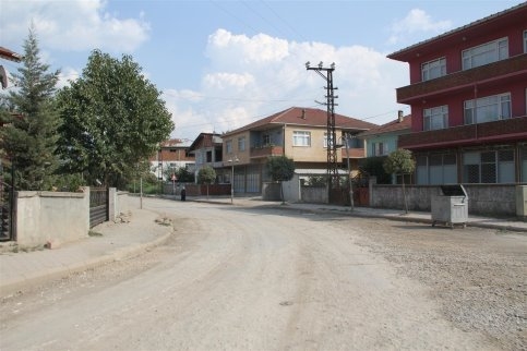 Akyazı’da Asfalt Kaldığı Yerden Devam Ediyor