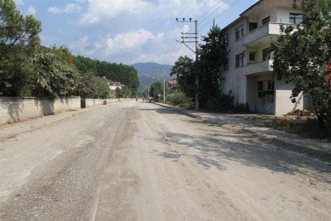 Akyazı’da Asfalt Kaldığı Yerden Devam Ediyor