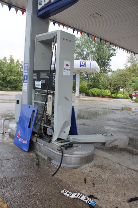 Petrol Pompasına Çarparak Durabildi
