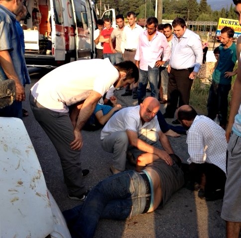 Ticari Araç motosiklete çarptı 2 Yaralı