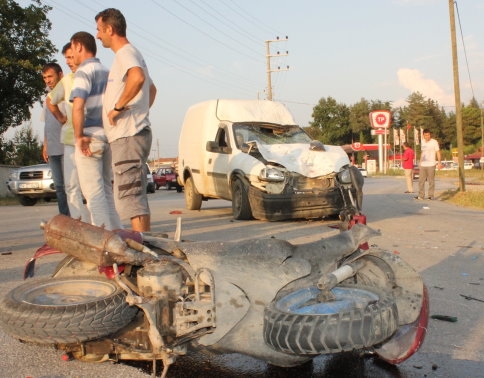 Ticari Araç motosiklete çarptı 2 Yaralı