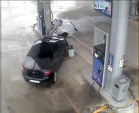 Petrol istasyonuna dalan Araç tehlikeli anlar yaşattı