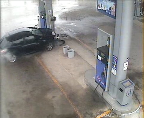 Petrol istasyonuna dalan Araç tehlikeli anlar yaşattı