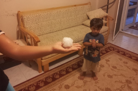 Dolu Araçların Camlarını Kırdı