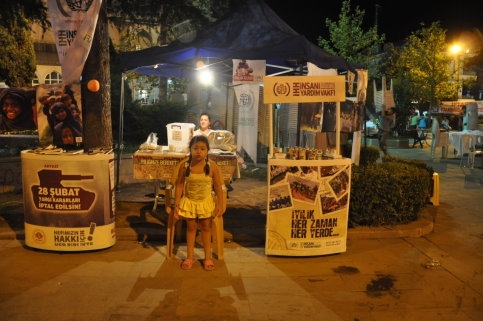 6 Yaşındaki Elanur Fakir Çocuklar İçin Yardım Topluyor