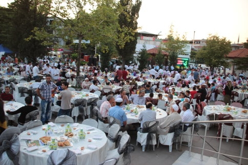 Geleneksel Halk İftarına Yoğun Katılım Oldu
