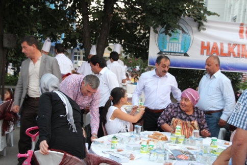 Geleneksel Halk İftarına Yoğun Katılım Oldu
