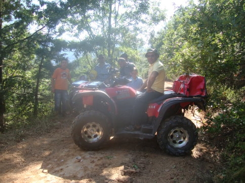Akyazı ilçesinde çıkan orman yangını güçlükle kontrol altına alınabildi.