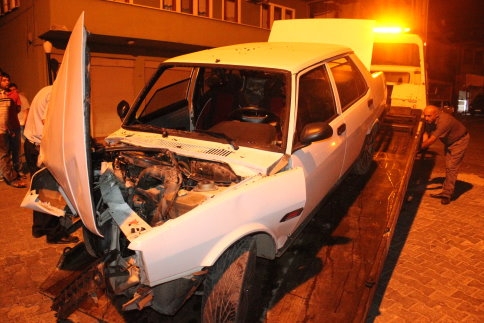 Gece Vakti Yol Kenarındaki Direğe Tosladı