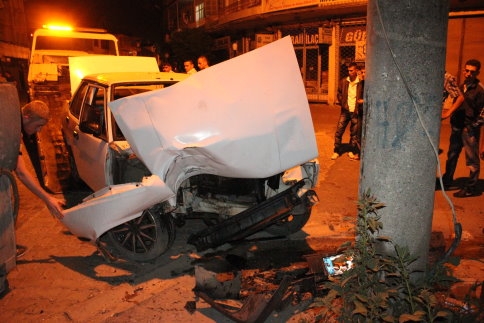 Gece Vakti Yol Kenarındaki Direğe Tosladı