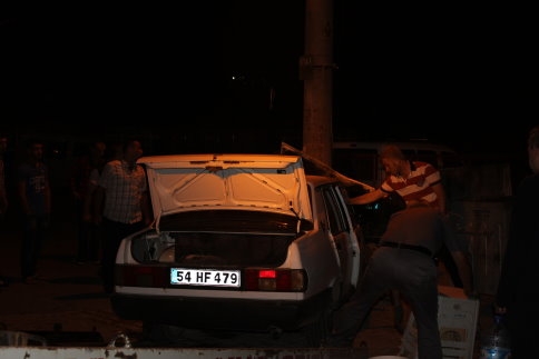 Gece Vakti Yol Kenarındaki Direğe Tosladı