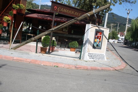 Türk Telekom'a Ait direk yola devrildi.