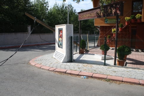 Türk Telekom'a Ait direk yola devrildi.