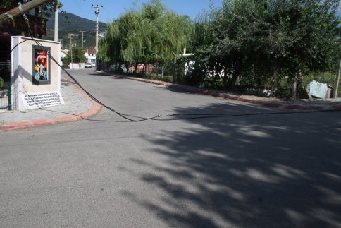 Türk Telekom'a Ait direk yola devrildi.