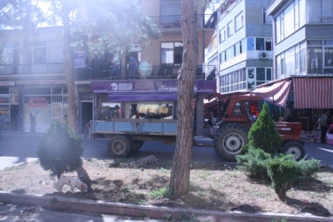 Çarşı İçerisindeki Tarihi Ağaçların Bir kısmı Kesildi