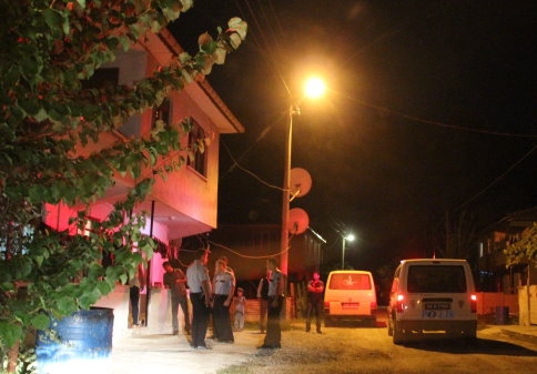 Yevmiye alamayan işçiler olay çıkardı. 