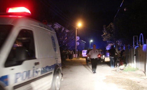 Yevmiye alamayan işçiler olay çıkardı. 