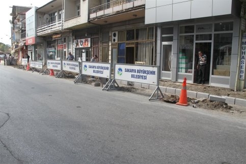Akyazı  Bankalar Caddesi Kaldırımları Güzelleşiyor