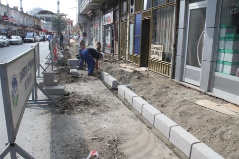 Akyazı  Bankalar Caddesi Kaldırımları Güzelleşiyor