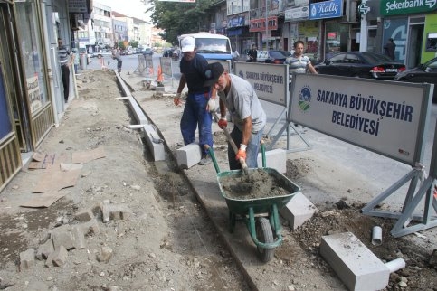 Akyazı  Bankalar Caddesi Kaldırımları Güzelleşiyor