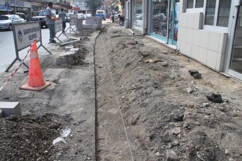 Akyazı  Bankalar Caddesi Kaldırımları Güzelleşiyor