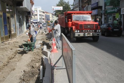 Akyazı  Bankalar Caddesi Kaldırımları Güzelleşiyor