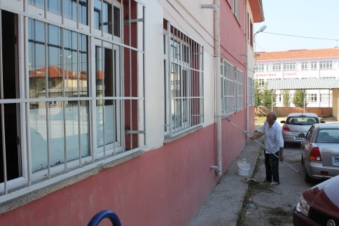 Okulun Bakımını Öğretmenler Yapıyor