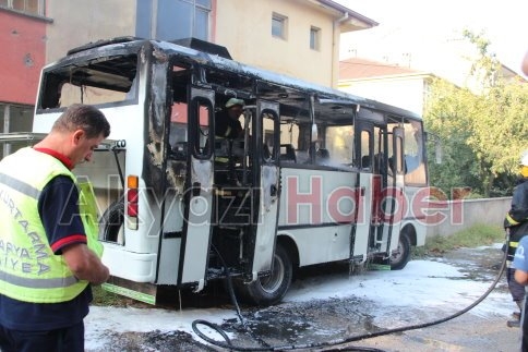 Park Halindeki Araç Tamamen Yandı