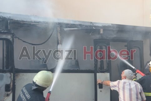 Park Halindeki Araç Tamamen Yandı