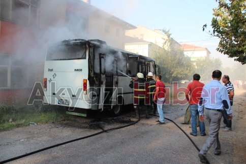 Park Halindeki Araç Tamamen Yandı