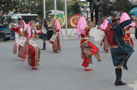 İlköğretim haftası çeşitli etkinliklerle kutlanıyor.