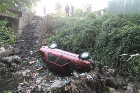 Otomobil Dereye Uçtu