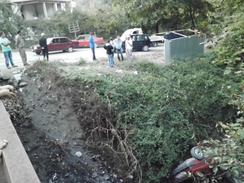 Otomobil Dereye Uçtu