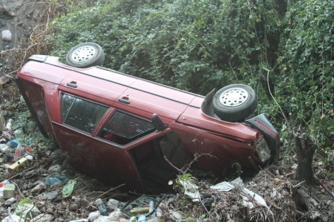 Otomobil Dereye Uçtu