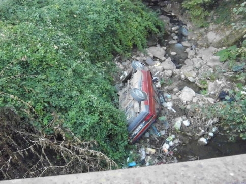 Otomobil Dereye Uçtu