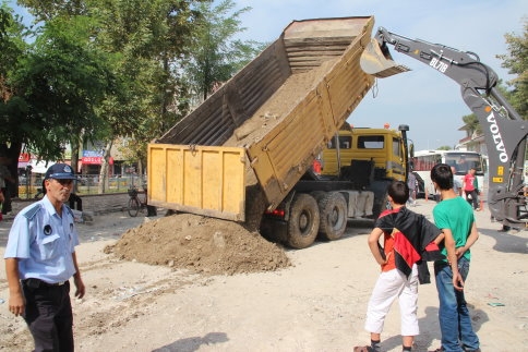 Yol Çöktü Kamyon Yan Yattı