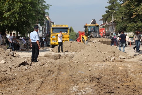 Yol Çöktü Kamyon Yan Yattı