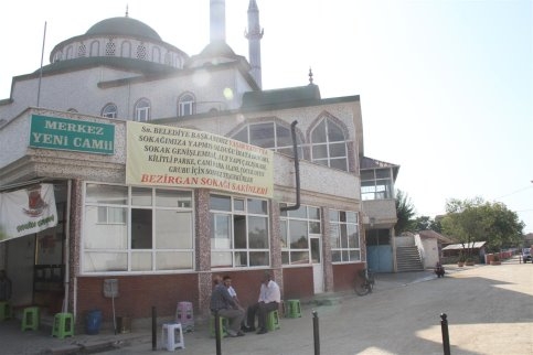 Akyazı Bezirgan Sokağı Sakinlerinden Başkan Yazıcı'ya Teşekkür Afişi